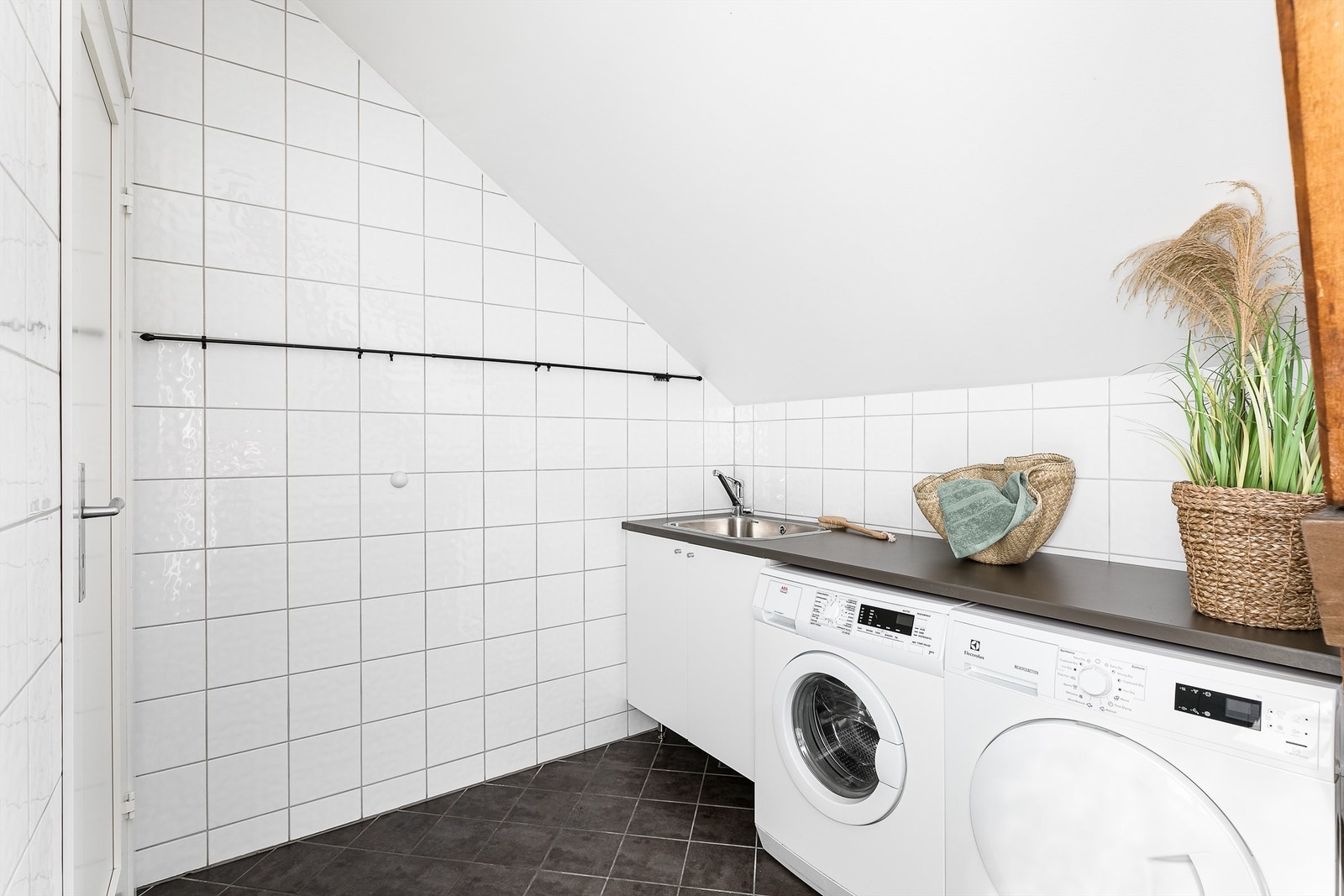 I tillegg til baderomsmøbler inneholder vaskerommet også en praktisk skap- og benkeinnredning. Galleribilde