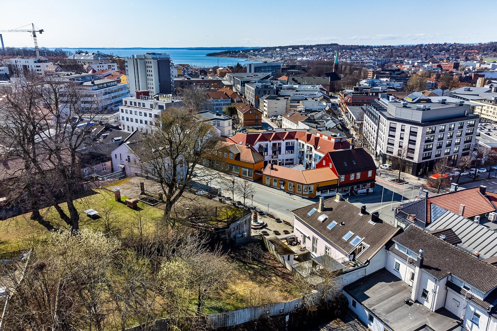 Like ovenfor finnes den nærmeste av byens flere grønne lunger. Galleribilde