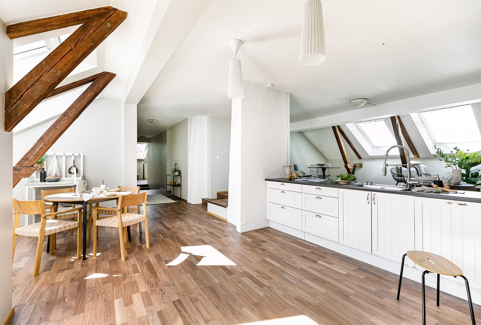 Vinduene på østsiden slipper morgen- og formiddagssolen inn til kjøkkenet. Galleribilde