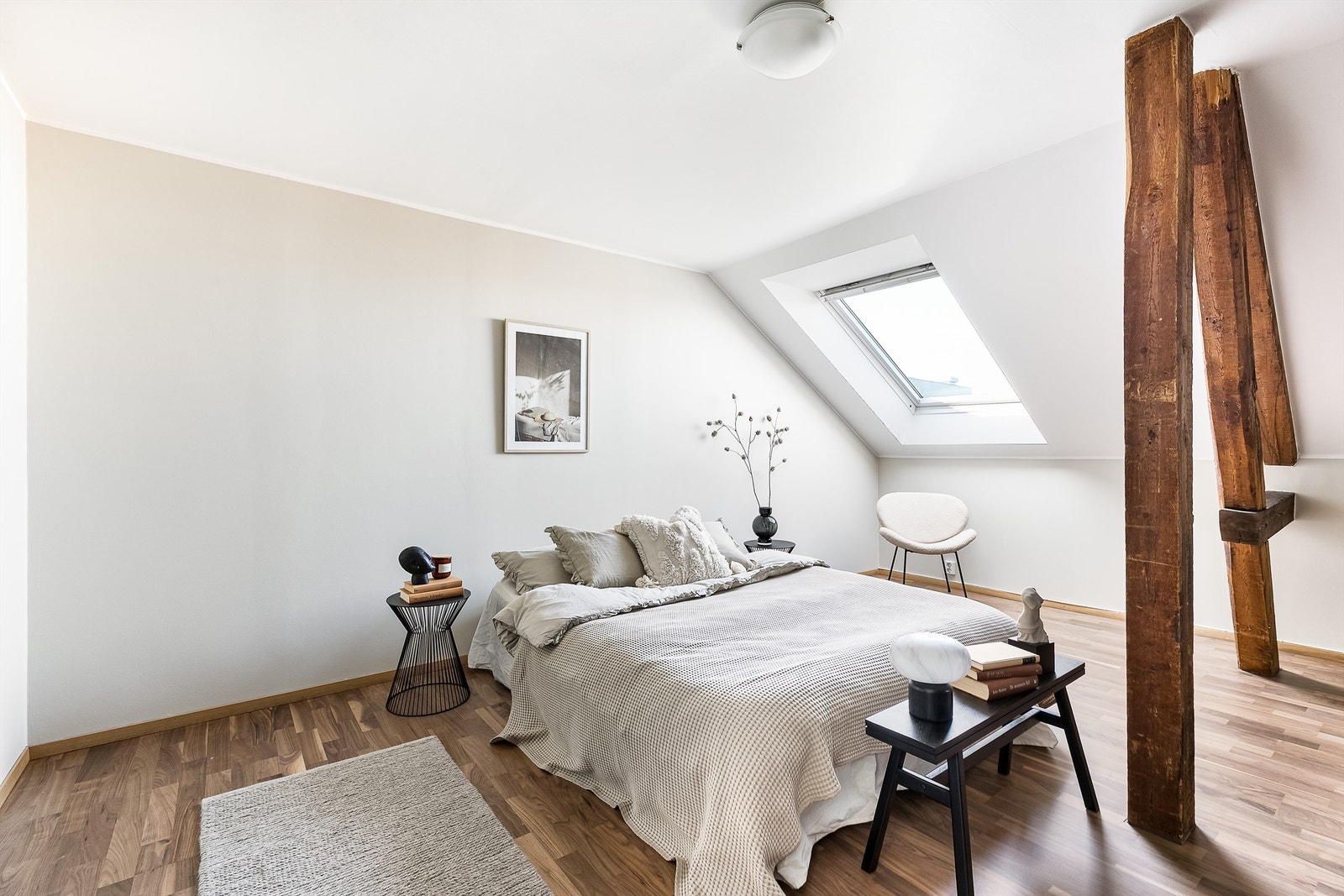 Dette utgjør leilighetens hovedsoverom og har hele 20 kvm. gulvflate. Galleribilde