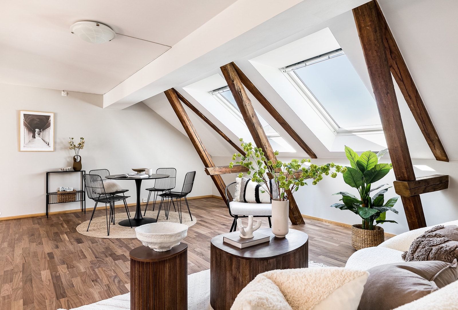 Selv om leiligheten ble etablert i 2011, er gårdens vesentlig høyere alder synlig i form av originale trebjelker i de fleste rom. Galleribilde