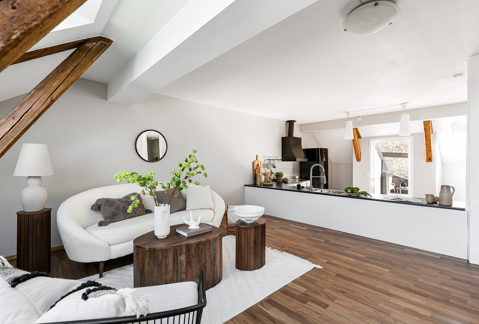 Leilighetens ulike rom er gjennomgående av gode størrelser, spesielt stuen og kjøkkenet som er samlet i åpen løsning. Galleribilde