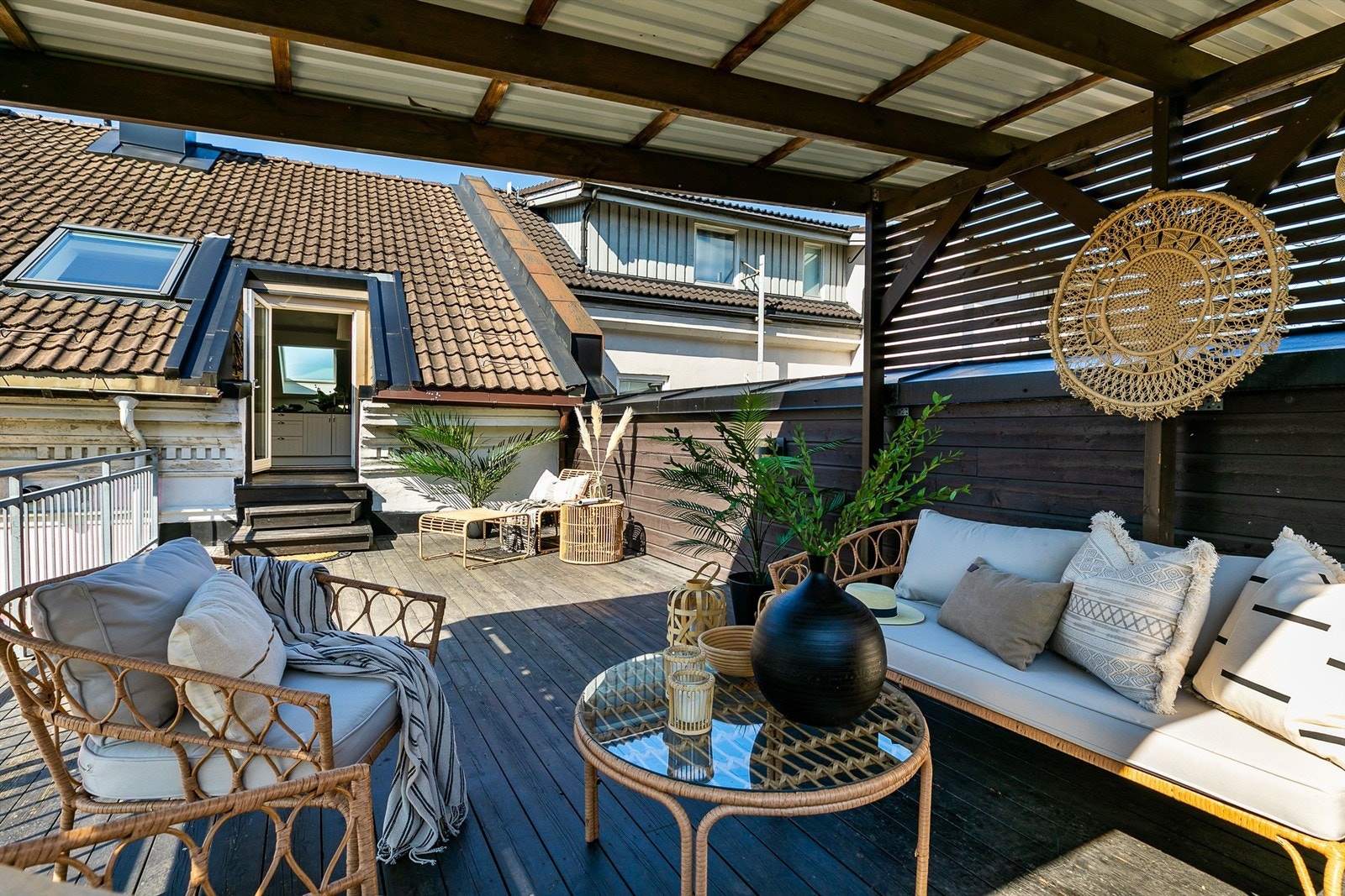 Terrassens overbygg er lunt og gjør det mulig å sitte ute selv om sommerværet ikke er på sitt aller beste. Galleribilde