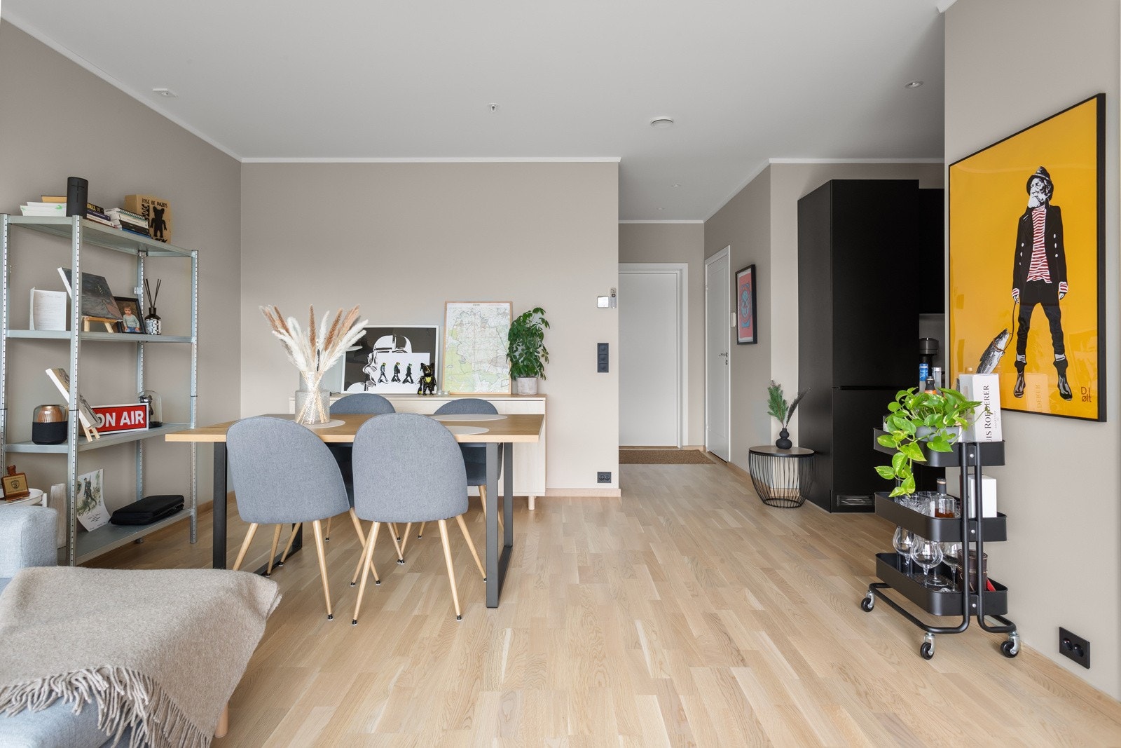 Leiligheten har en innbydende og romslig stue. Galleribilde
