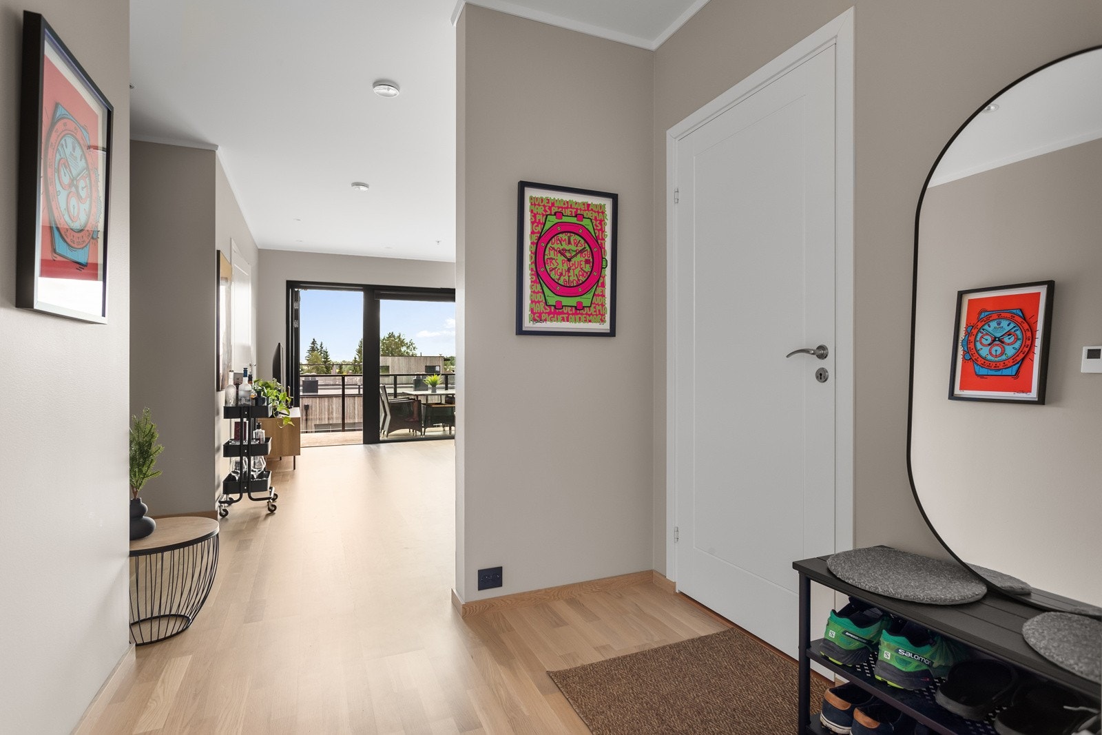 Velkommen inn! Stilren og romslig entré som gir et godt førsteinntrykk av boligen. Galleribilde