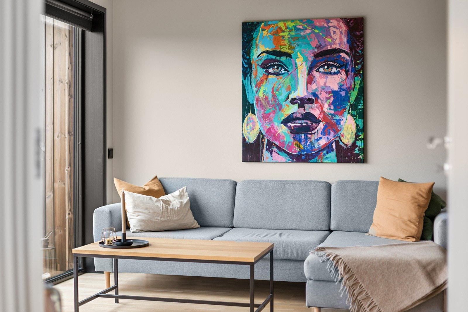 Størrelsen er perfekt for å muliggjøre ulike sosiale soner og det er naturlig plass til både spisebord, sofa og TV med tilhørende møblement. Galleribilde