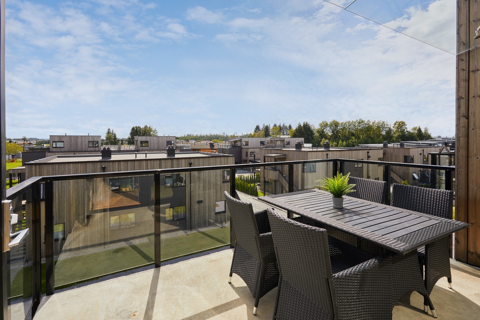 Her har du god plass til en sittegruppe, grill, planter og dekor! Galleribilde