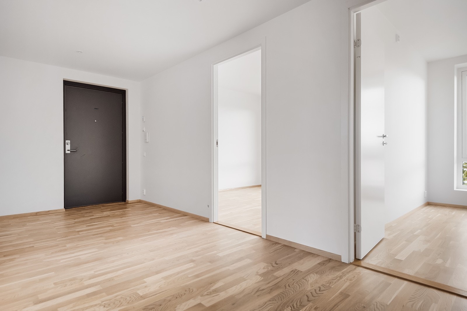 Lys, romslig gang/entré på hele 11m². Galleribilde