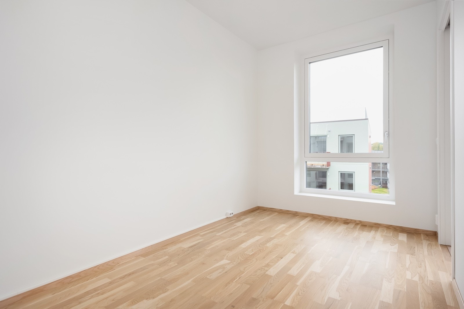 Soverom ved stue på 8m². Rommet ligger vendt mot sameiets takhage og kan benyttes som en utvidet stuedel om ønskelig. Galleribilde
