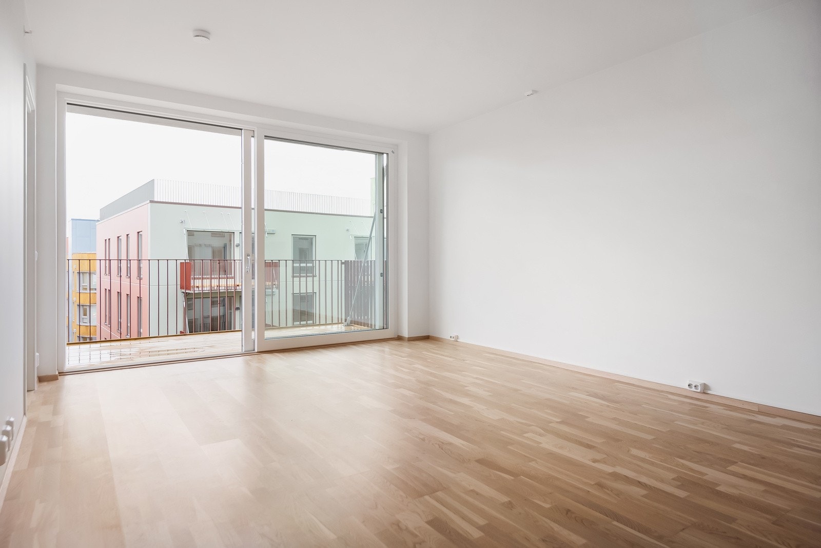 Her er det rikelig med møbleringsmuligheter. Moderne 3-stavs parkett på gulv og listefrie overganger mellom vegg/himling. Galleribilde