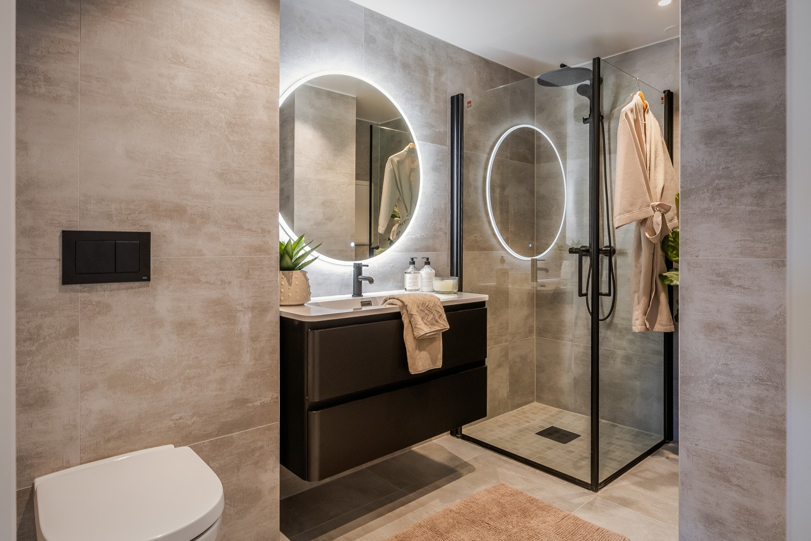 Badet er som resten av boligen totalrenovert i 2023, og har flis på gulv med varmekabler, flis på vegger og malt slett himling med downlights. Galleribilde