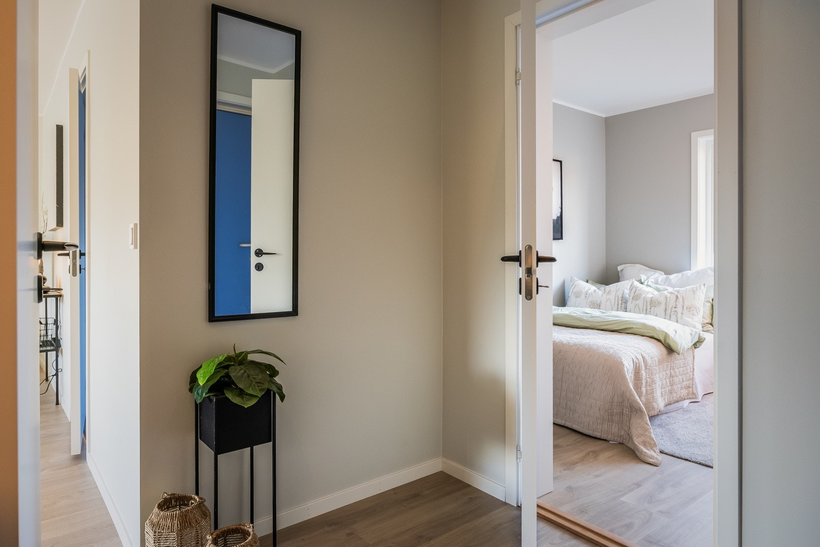 Man ønskes velkommen inn i en lys og åpen entré på 3 kvm. Her har man plass til å oppbevare yttertøy og sko i skap. Galleribilde