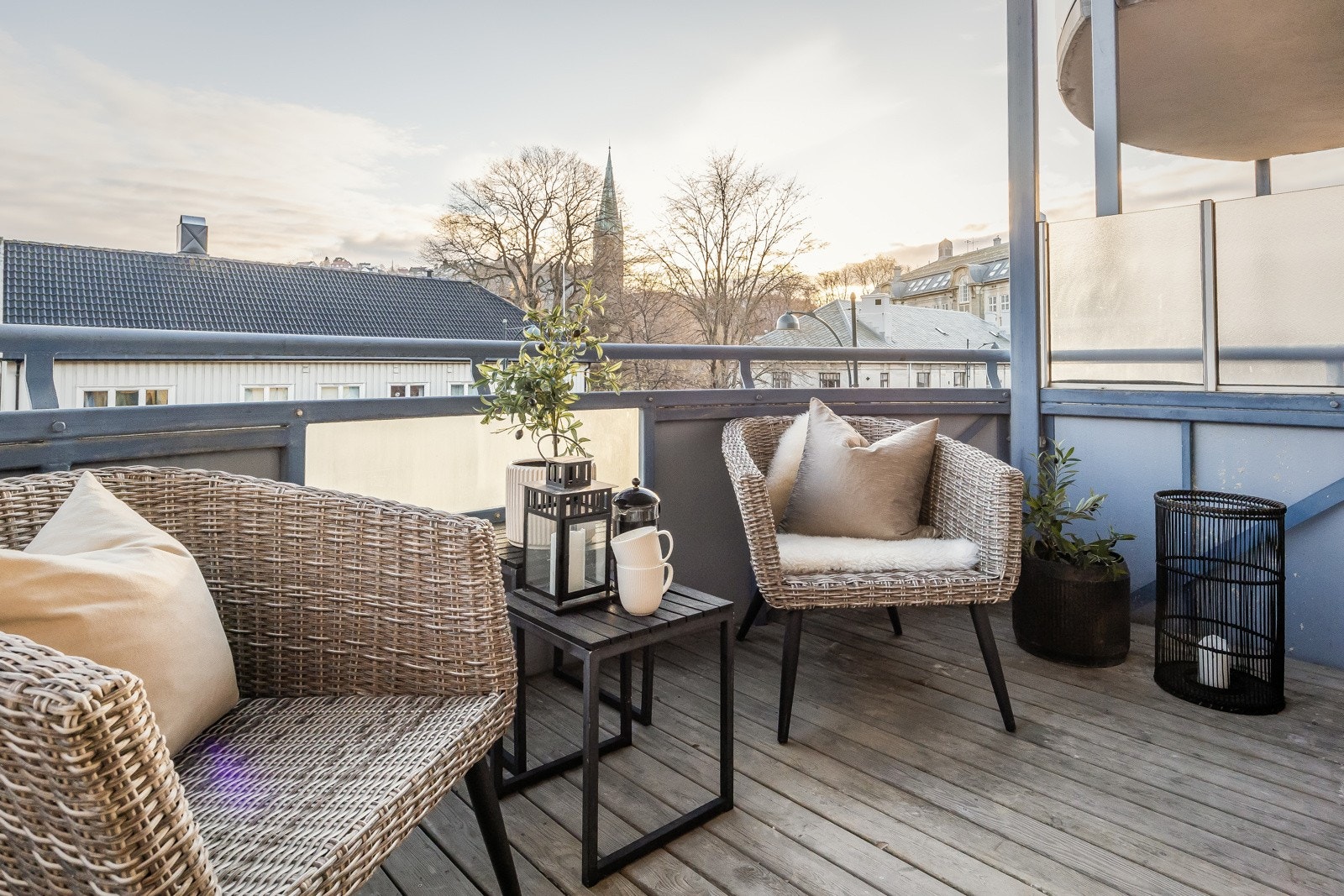 Flott beliggenhet i 3. etasje, uten innsyn. Her har man solen fra morgen, til ca. kl. 16:00, sommerstid. Galleribilde