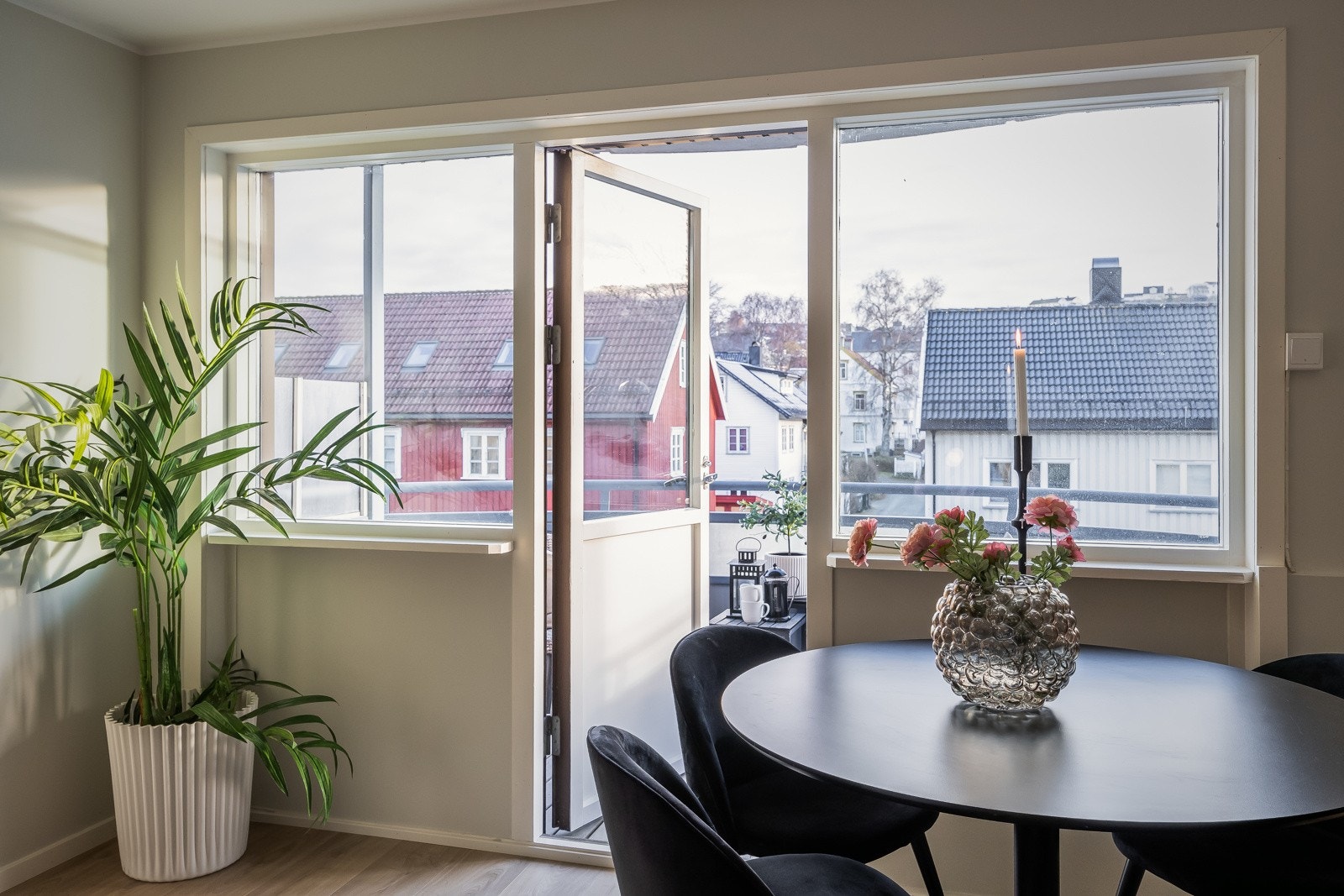 Balkongen har utgang fra stuen, og blir som en naturlig forlengelse av leiligheten. Galleribilde