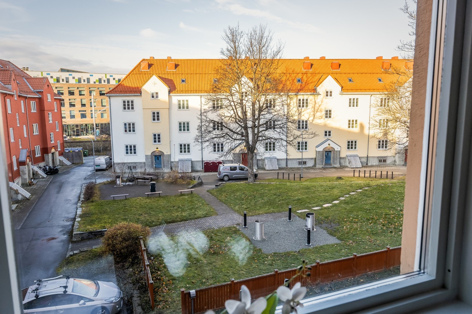 Utsikt fra soverommet på 9,3 kvm. Her finner man parkeringsplassene for borettslaget hvor det er kort venteliste med kun 2 stk på liste. Galleribilde