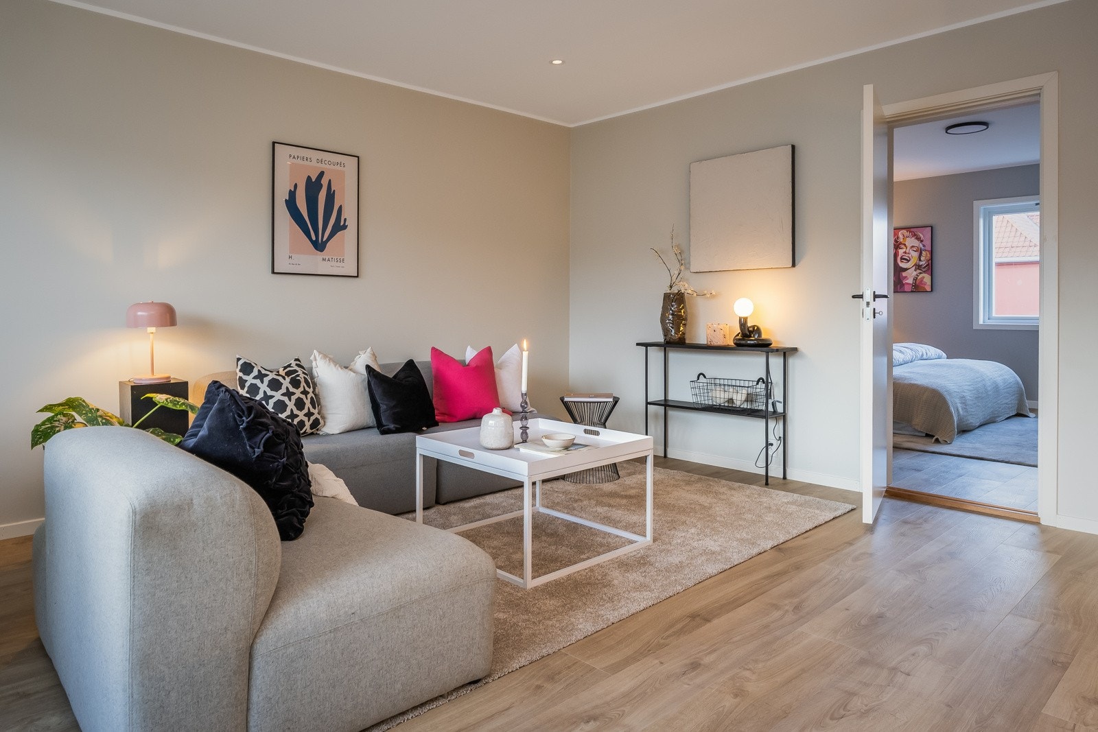Stuen har plass til både en stor sofagruppe og spisebord. Galleribilde