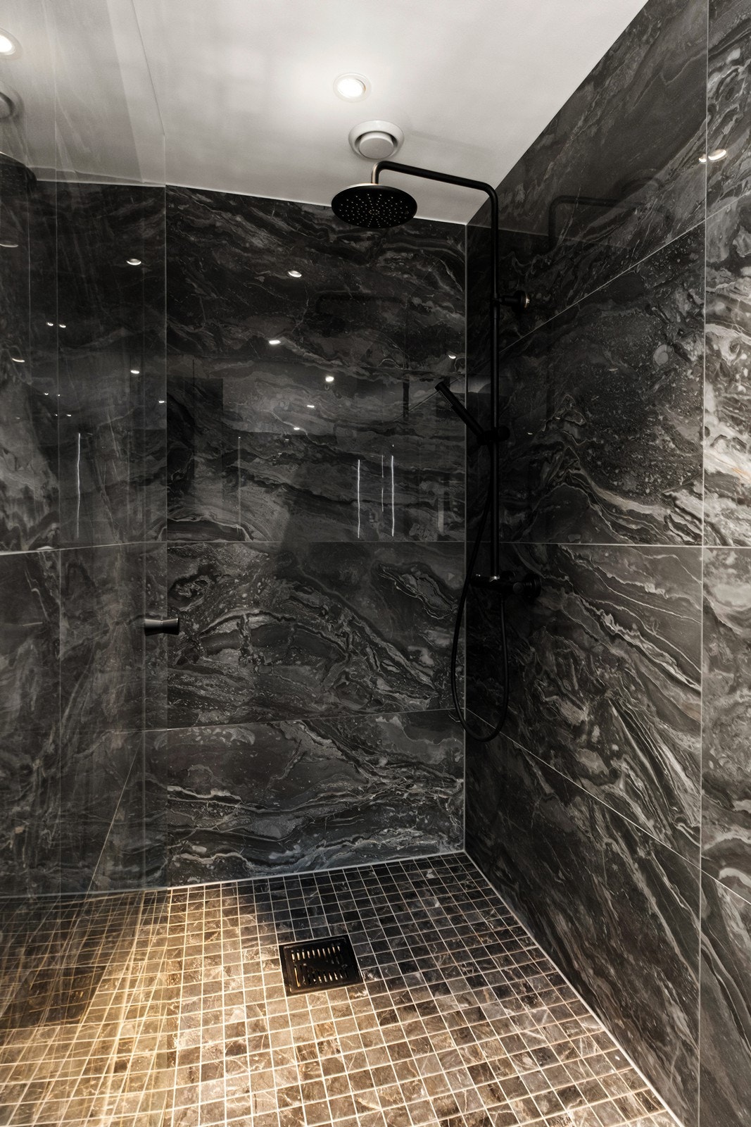 Gulv har keramiske fliser med vannbåren varme Galleribilde