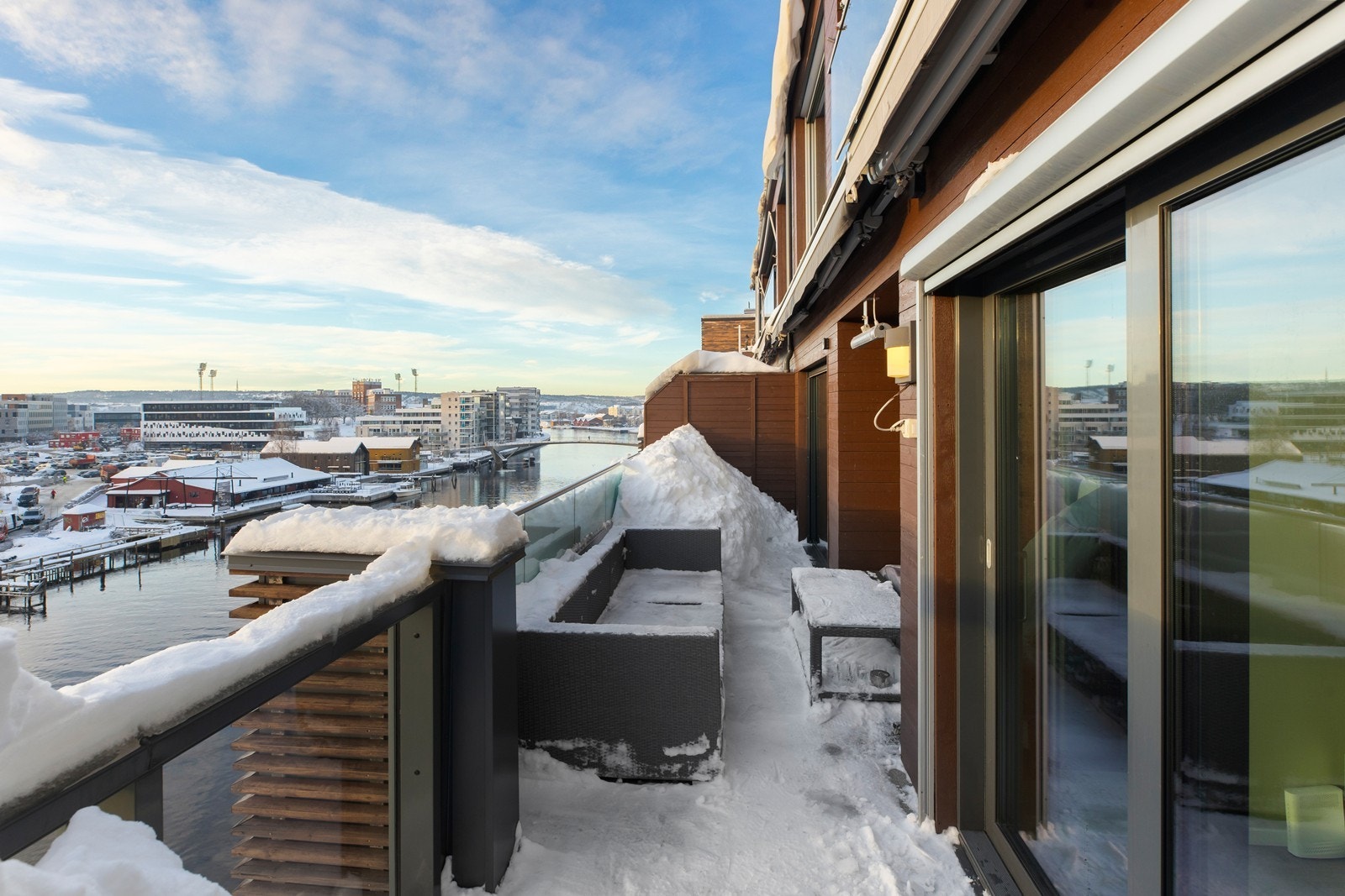 Vestvendt og solrik balkong på 18 kvm, flott utsikt og elektrisk terrassemarkise Galleribilde