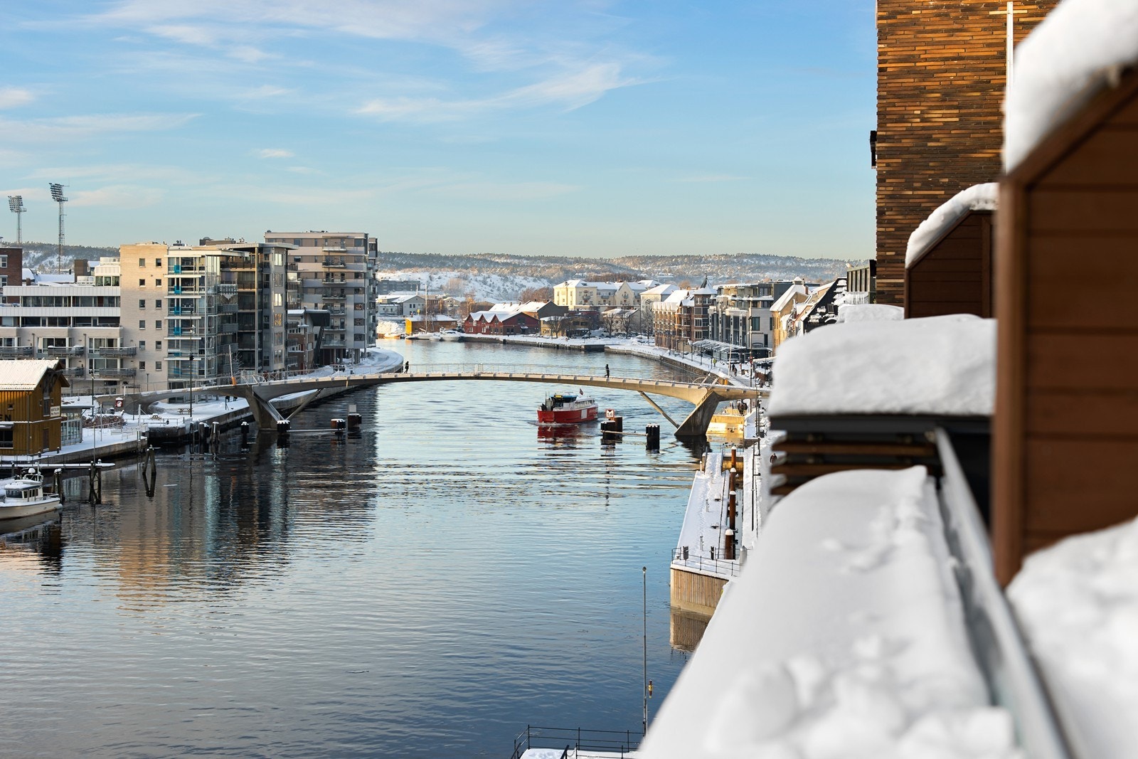 Her kan du følge med på trafikken i elva, rusle en tur over til Slippen restaurant eller se FFK spille kamp Galleribilde