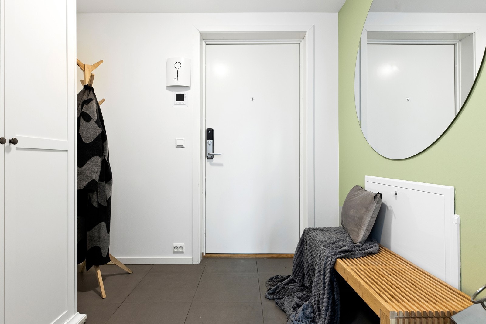 Flislagt entré, med porttelefon og kodelås. Galleribilde