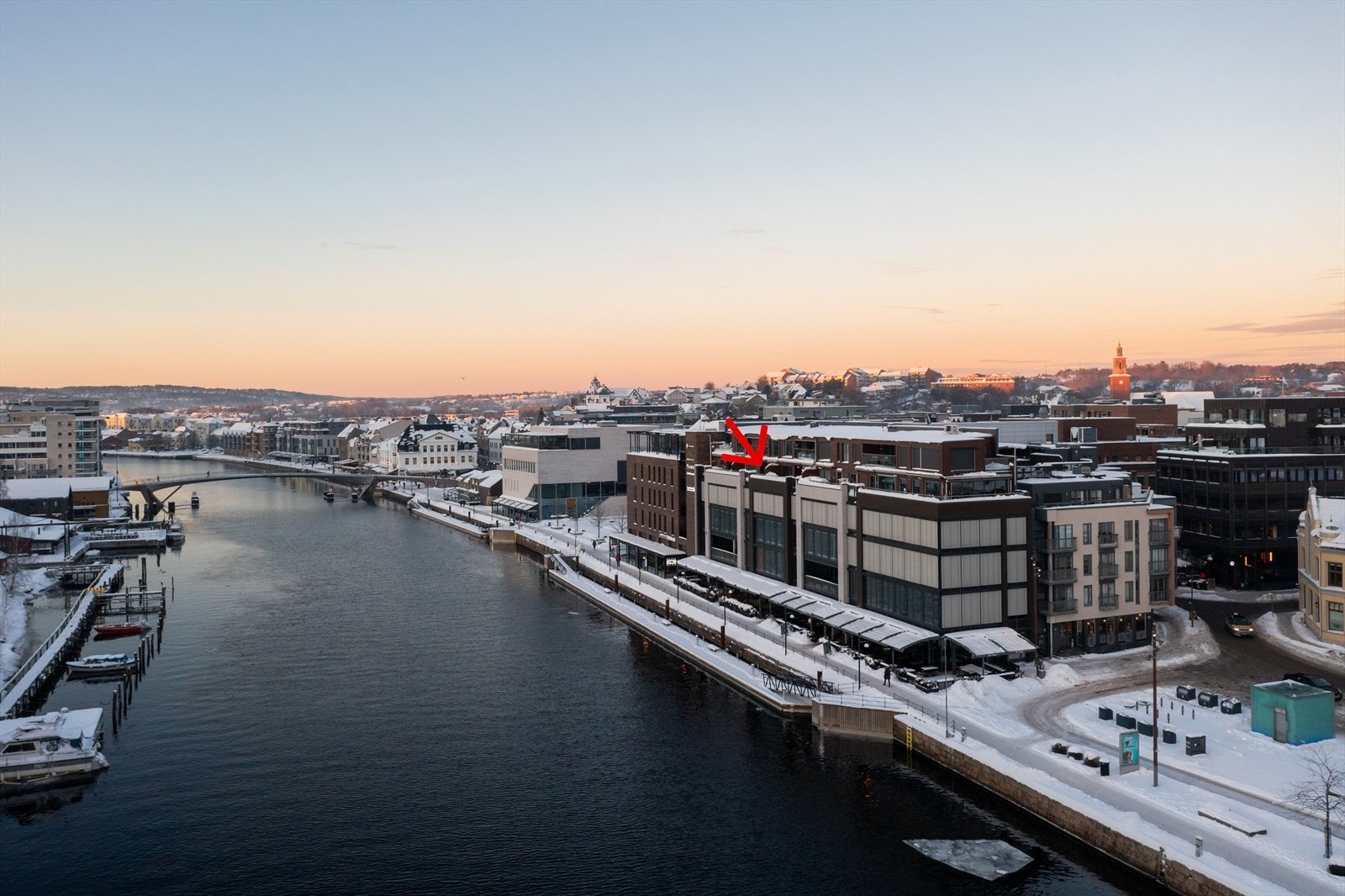 Leiligheten ligger i 5. etasje med heis, garasjeplass i kjeller Galleribilde