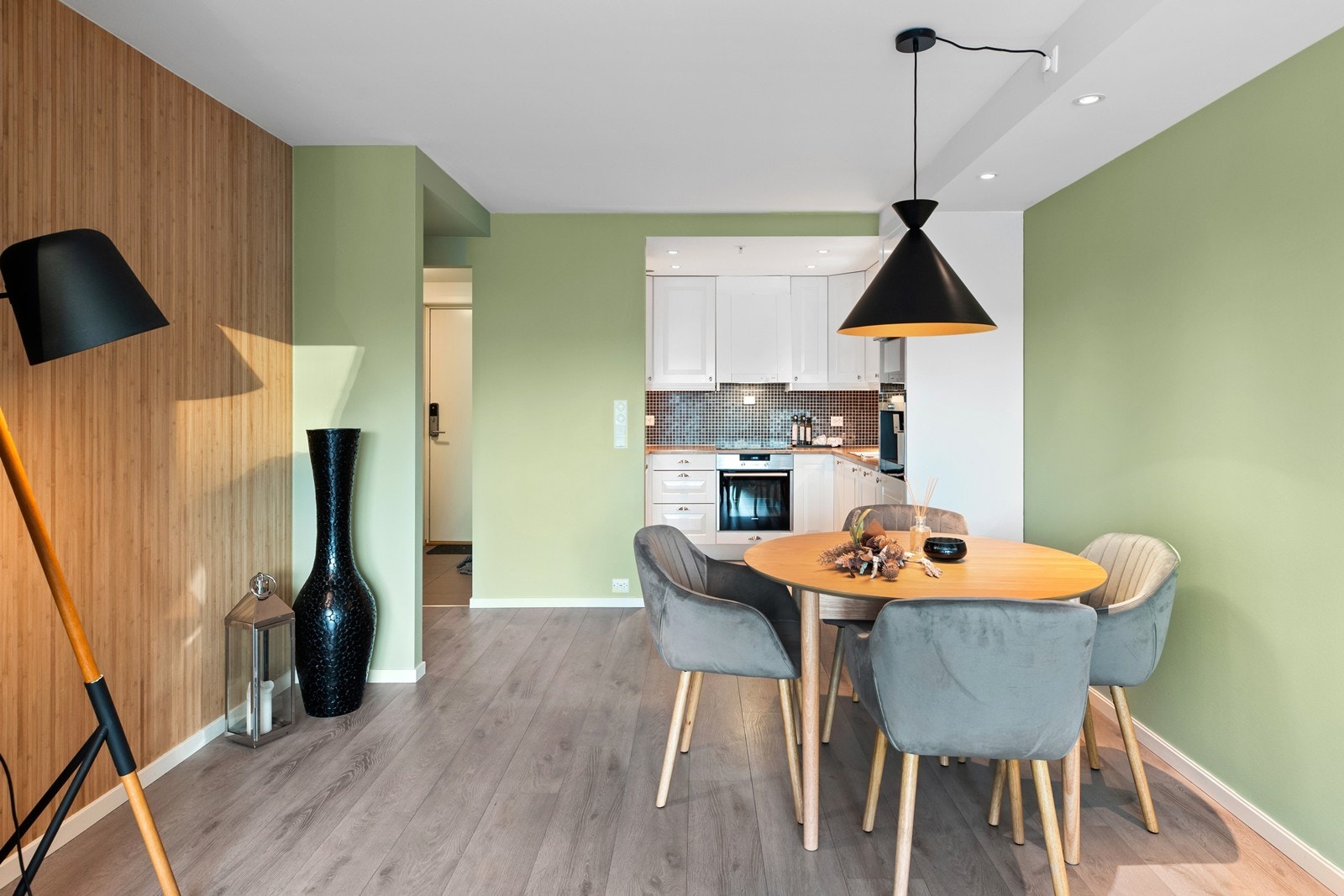 Hyggelig samlingspunkt som binder kjøkkenet sammen med stuen Galleribilde