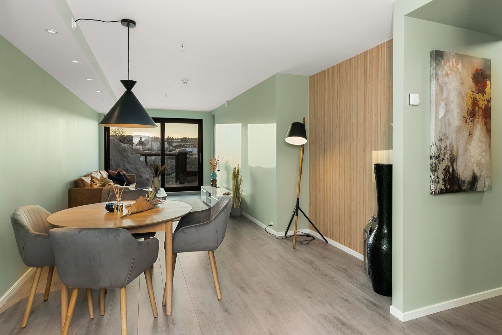 Pen 3-roms selveier med gjennomgående parkett i stue og kjøkken Galleribilde