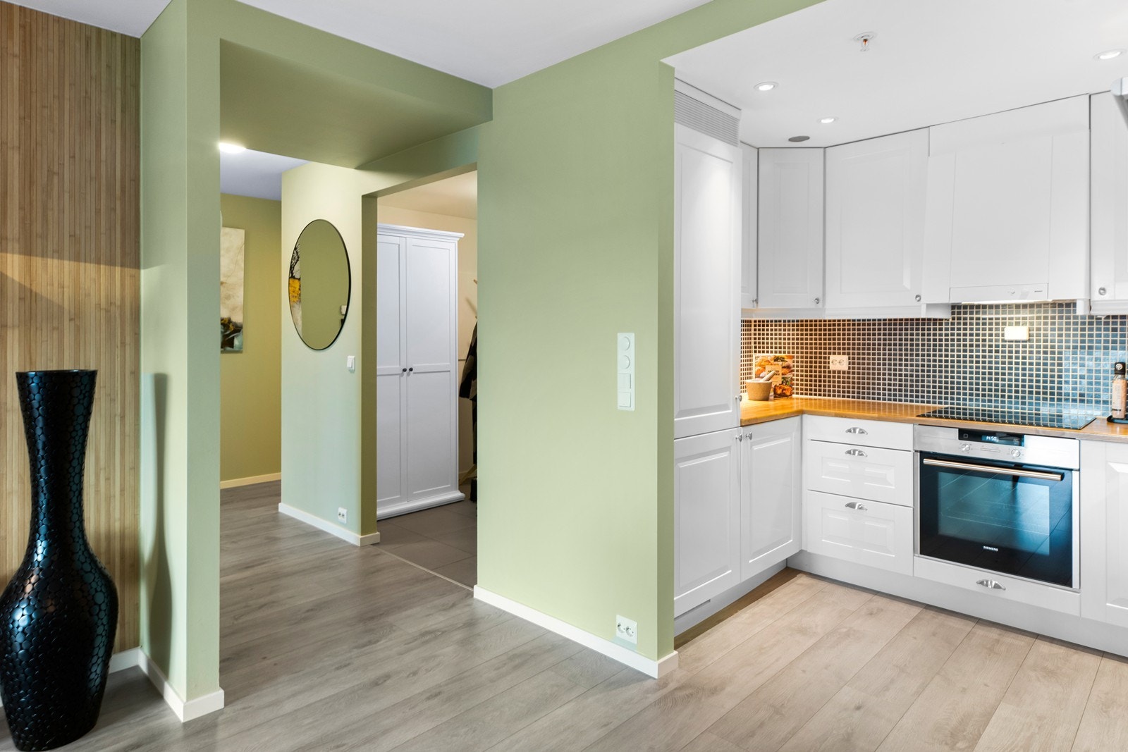 Moderne leilighet i freshe fargetoner Galleribilde