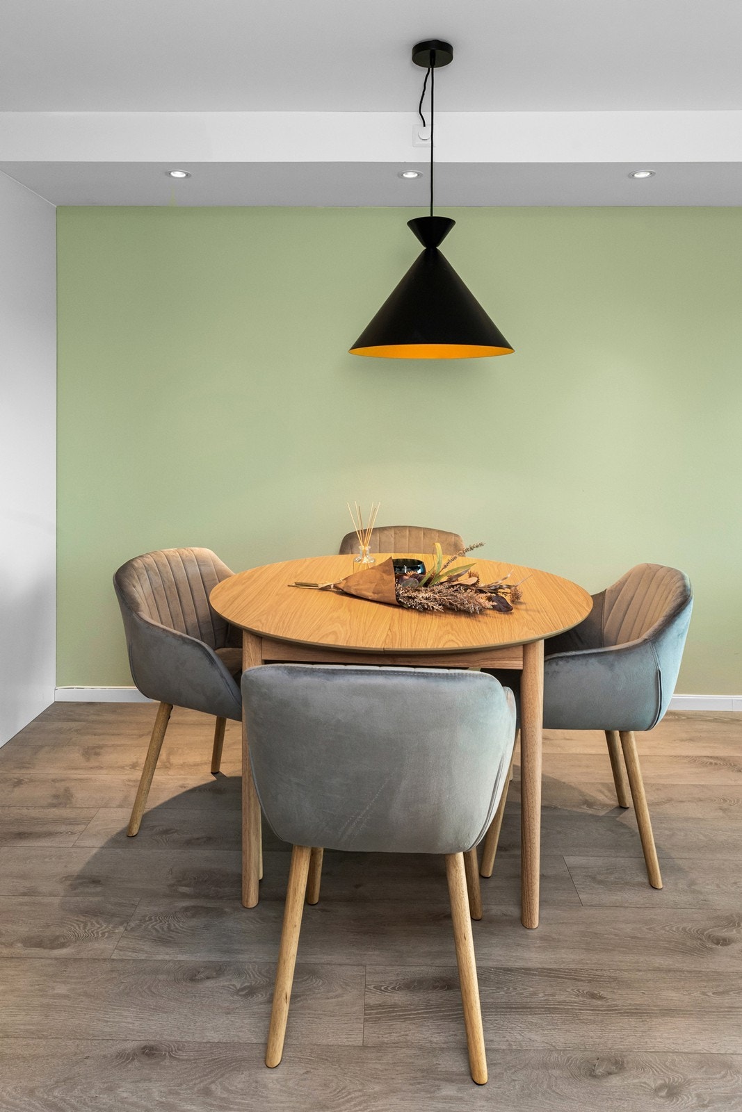 Intim og lun belysning med downlights Galleribilde