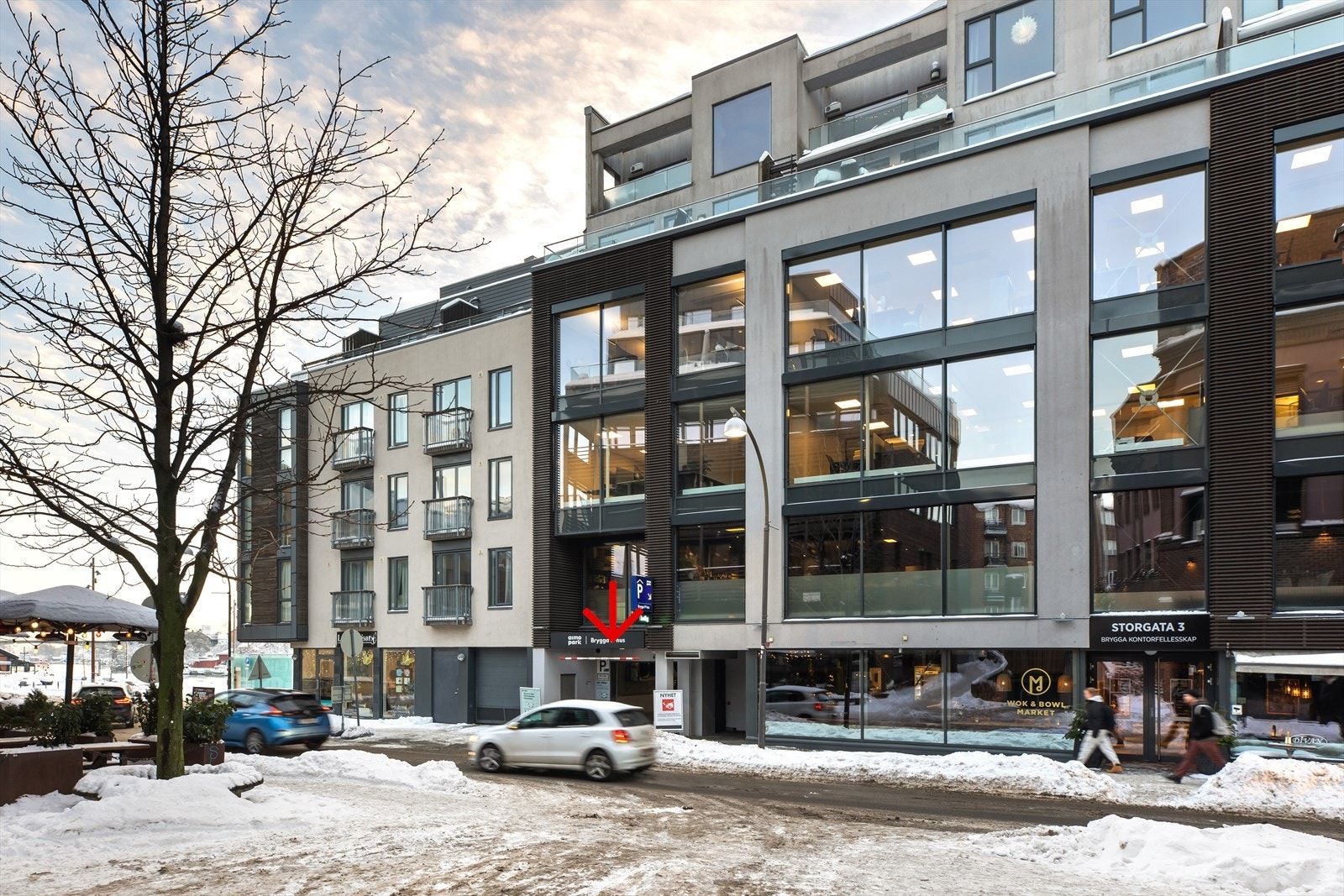 Innkjøring til parkeringskjeller, hvor det er egen parkeringsplass og heis Galleribilde