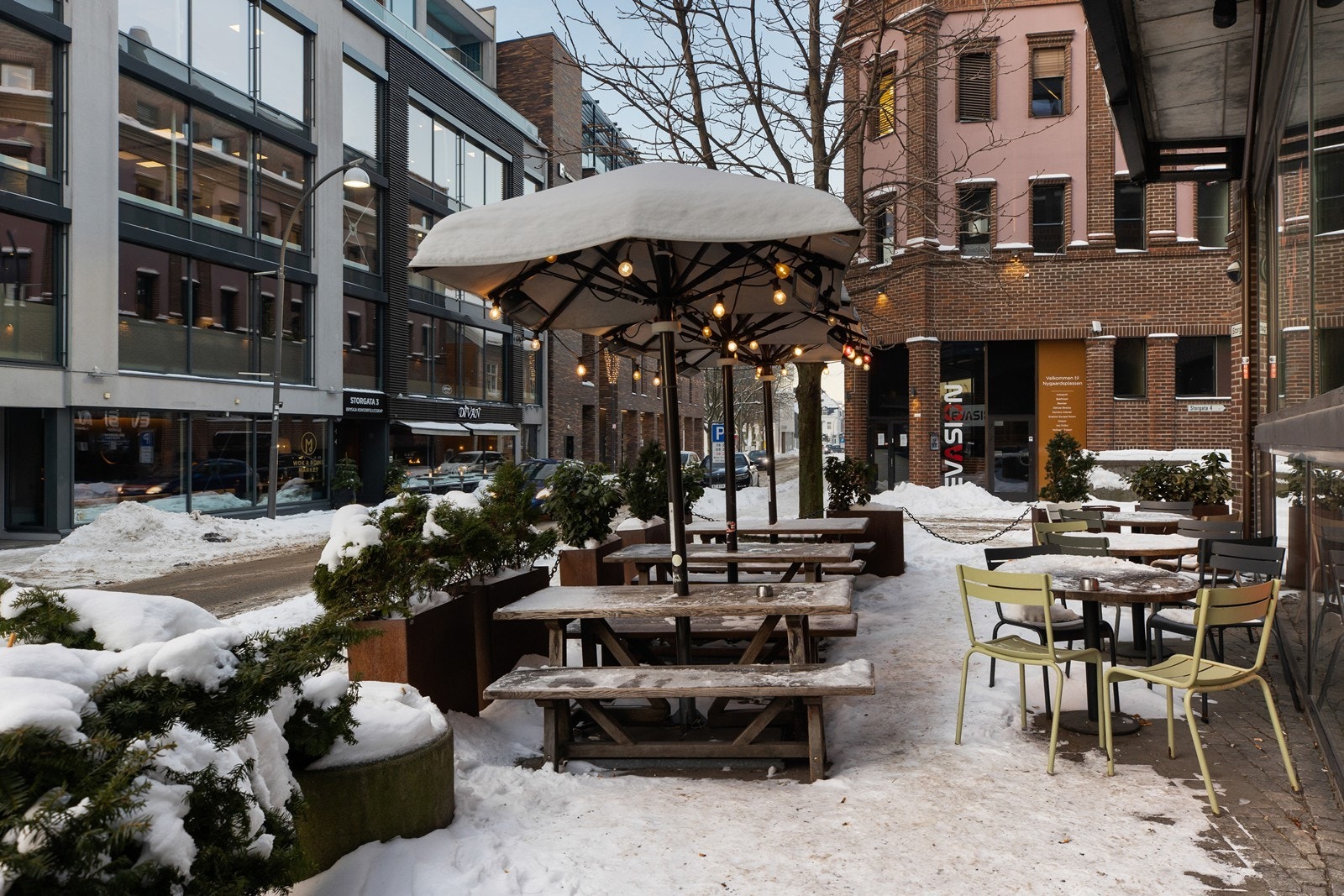 Flere restauranter både i bygget og rett utenfor døra Galleribilde