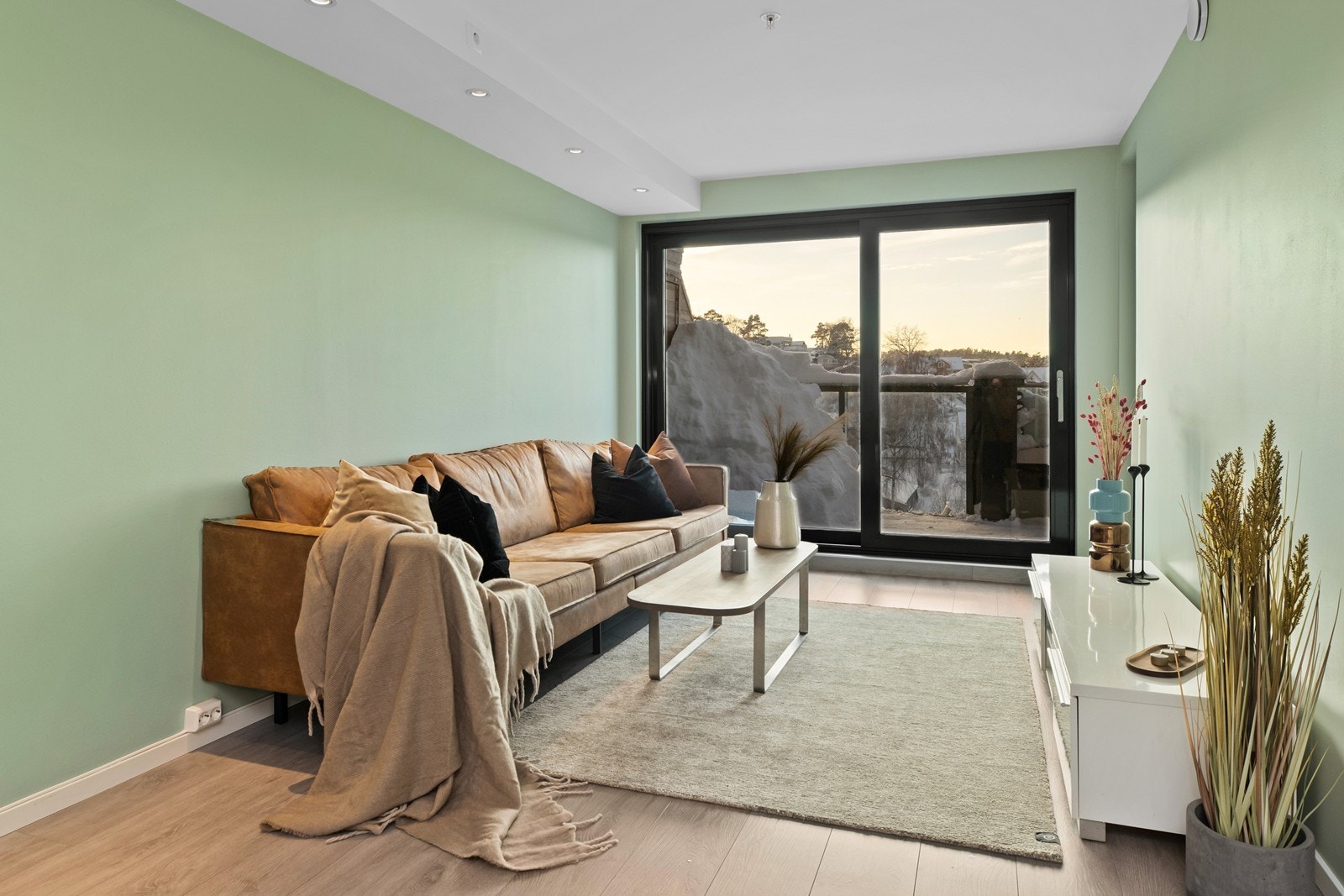 Lys og god atmosfære i stue, utvendig elektriske screens som solskjerming Galleribilde