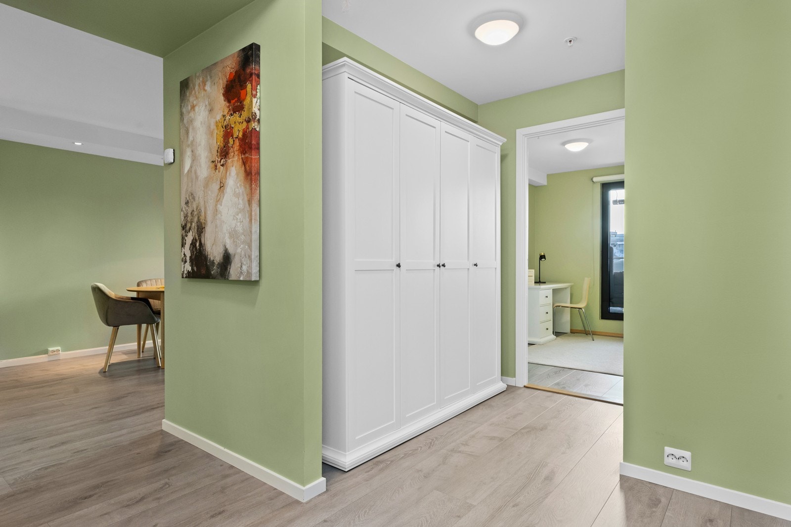 Godt med skapplass i gangen ved soverommene Galleribilde