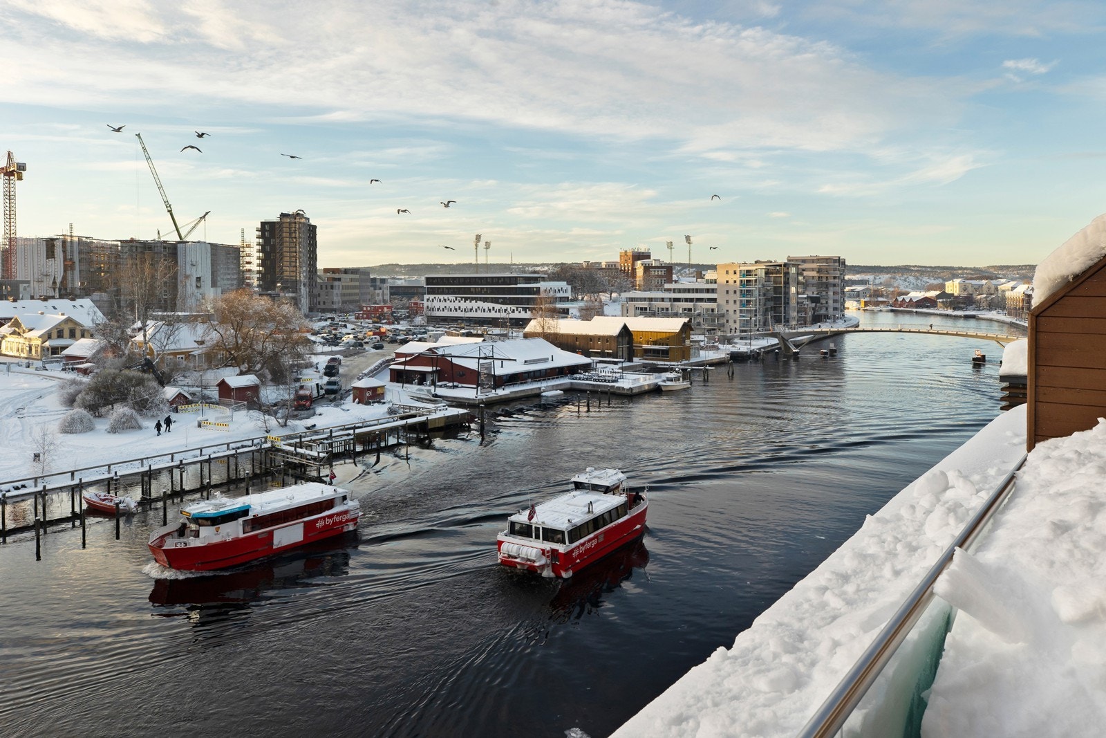Kort vei over gangbrua til Byhaven, til Fredrikstad stadion Galleribilde