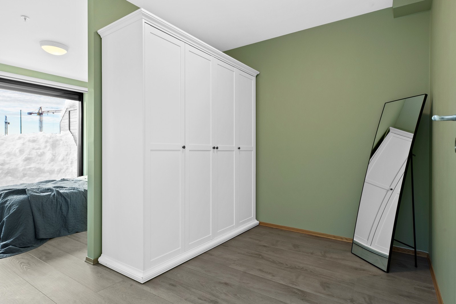 Stort soverom med plass til garderobeskap og innredning, eventuelt lage en walk-inn garderobe Galleribilde