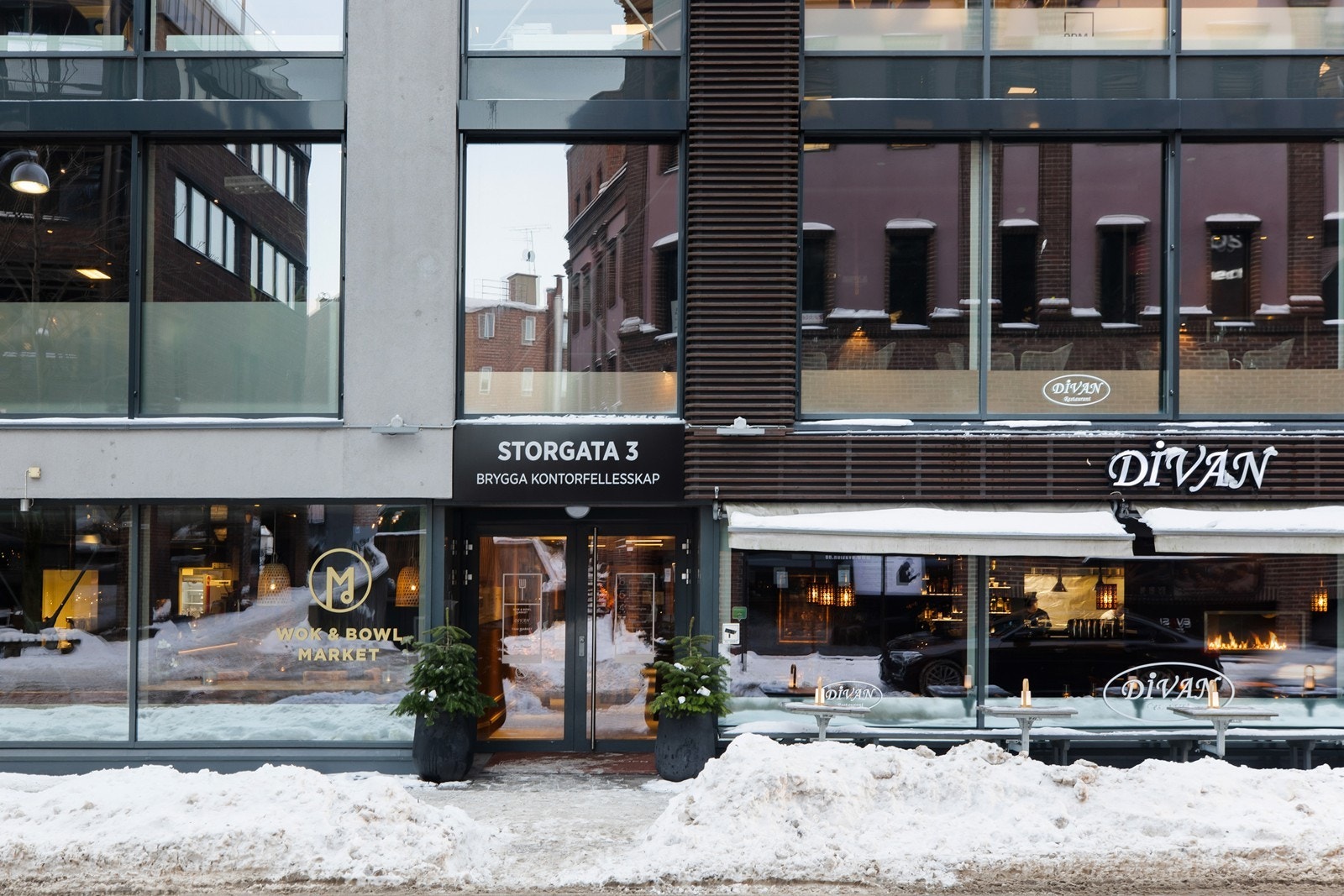 Inngang til Storgata 3, her bor du midt i smørøyet. Galleribilde