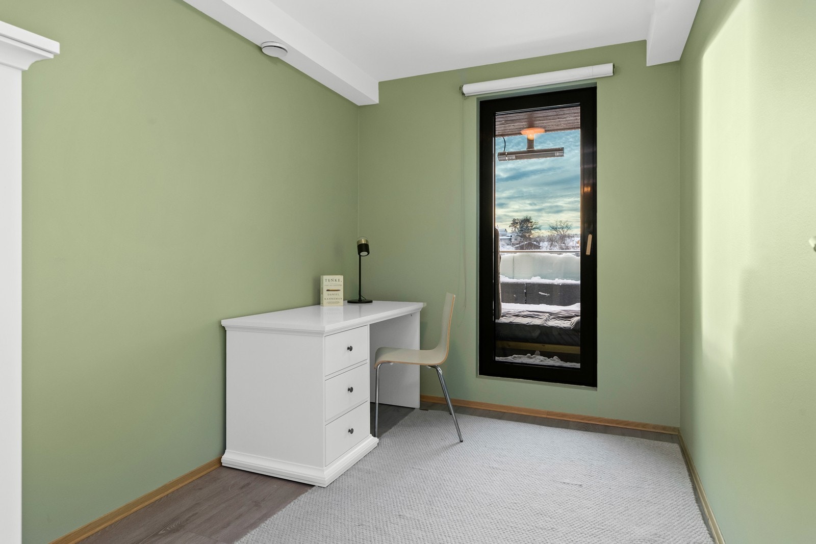 Soverom 2 benyttes i dag til kontor, dør ut til balkong Galleribilde