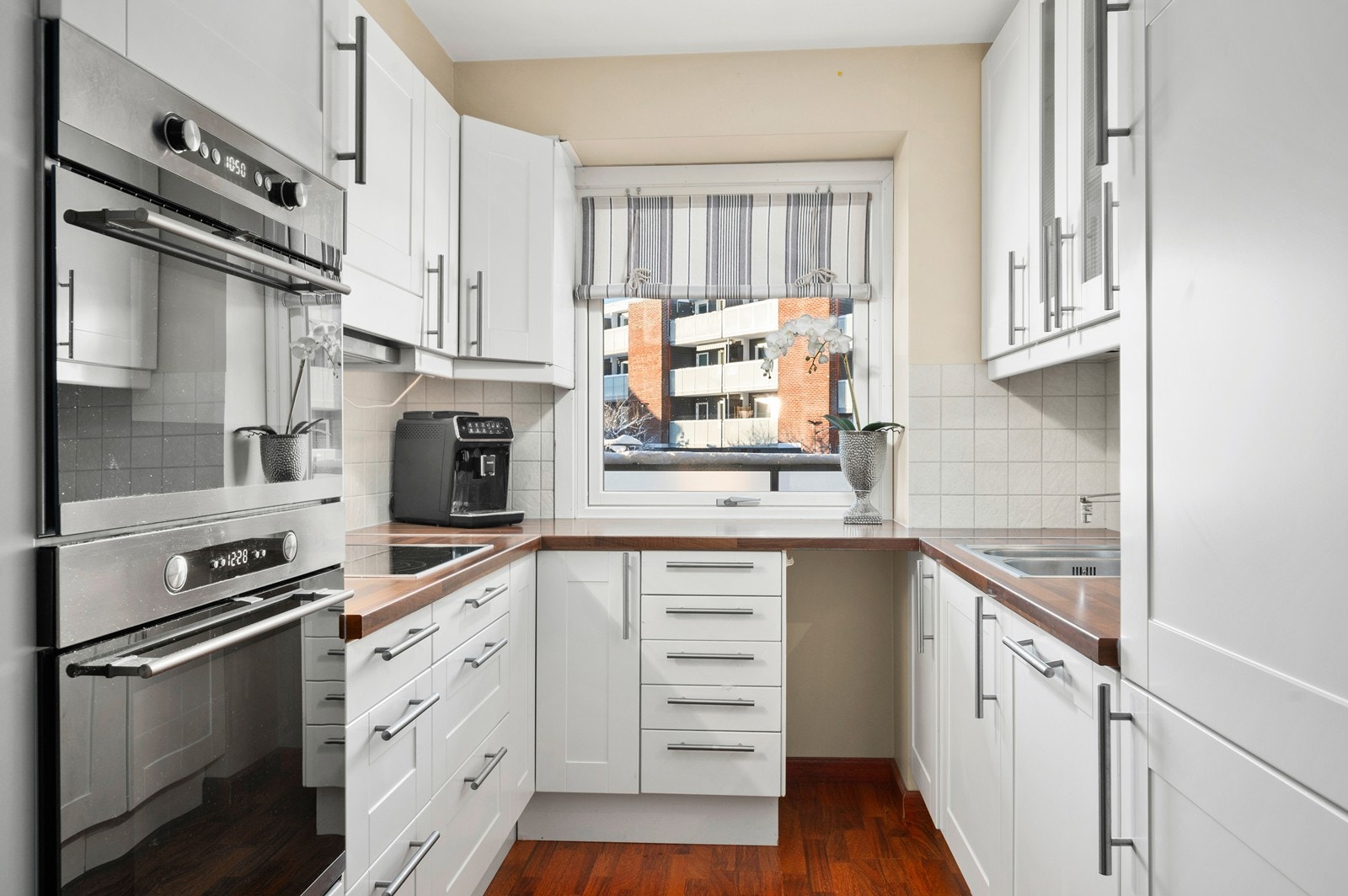 På kjøkkenet er det en innredning med malte profilerte fronter, og med laminerte benkeplater. Galleribilde