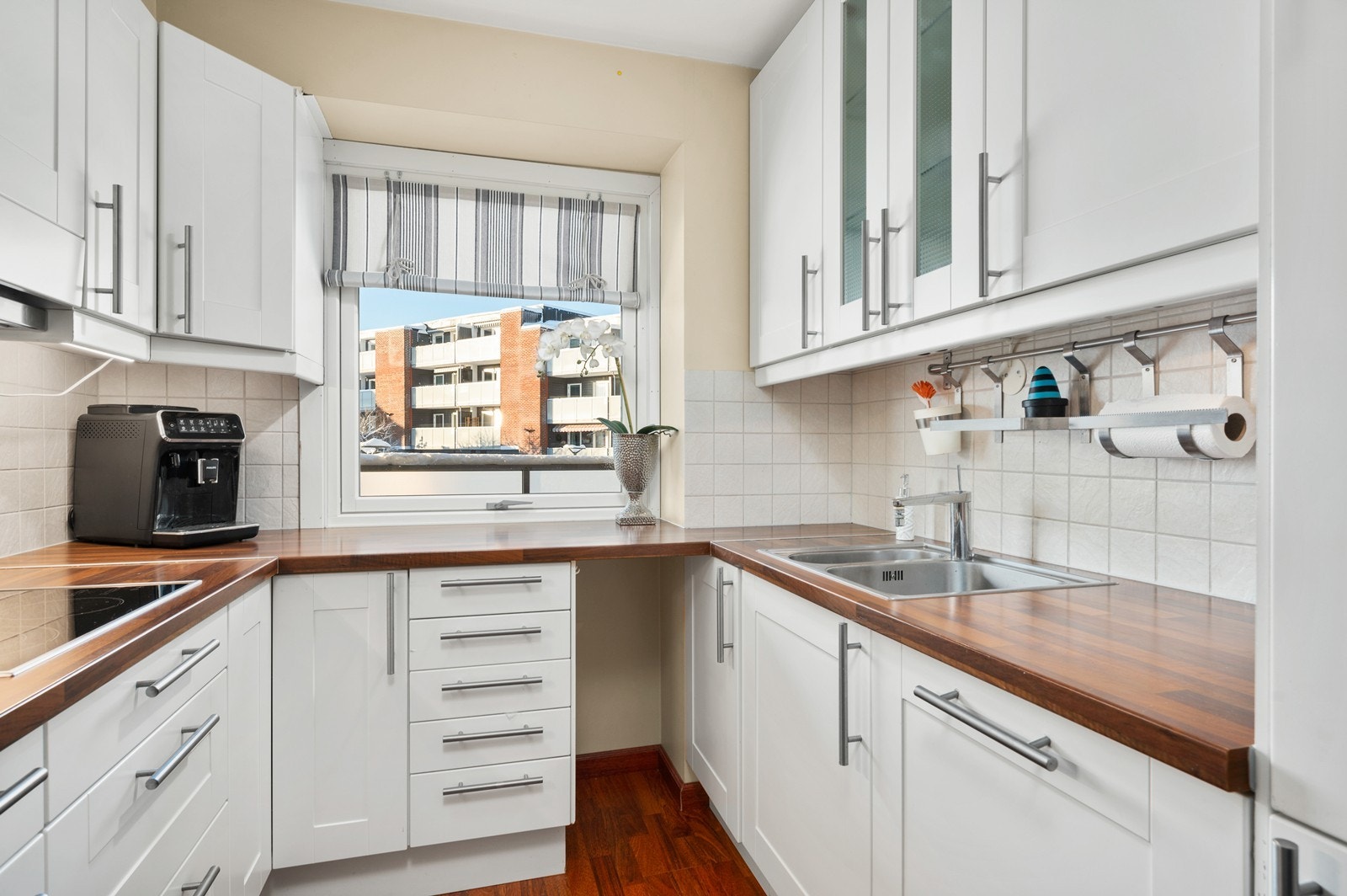 Godt med skap- og benkeplass på kjøkkenet. Galleribilde