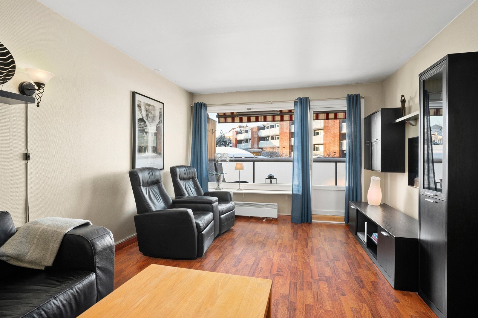 I fra stua er det utgang til veranda med flott utsikt over Glengshølen. Galleribilde