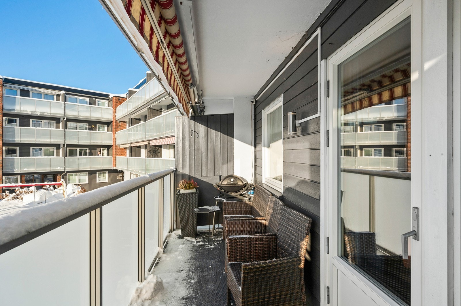 Balkong er overbygd av etasjen over. Galleribilde