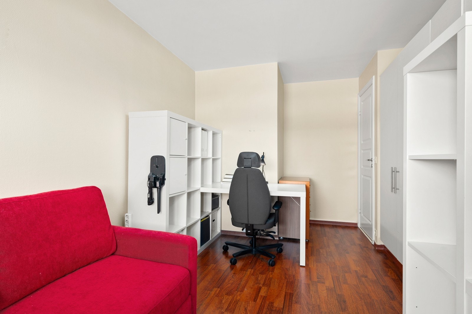 Det er god plass til dobbeltseng og garderobeskap også her Galleribilde