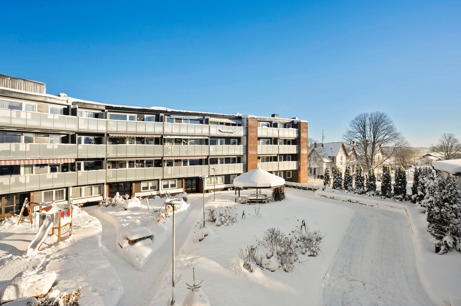 Glengshølen borettslag ligger sentralt, med jernbanestasjonen rett over veien, og kort gangavstand til byens fasiliteter. Galleribilde