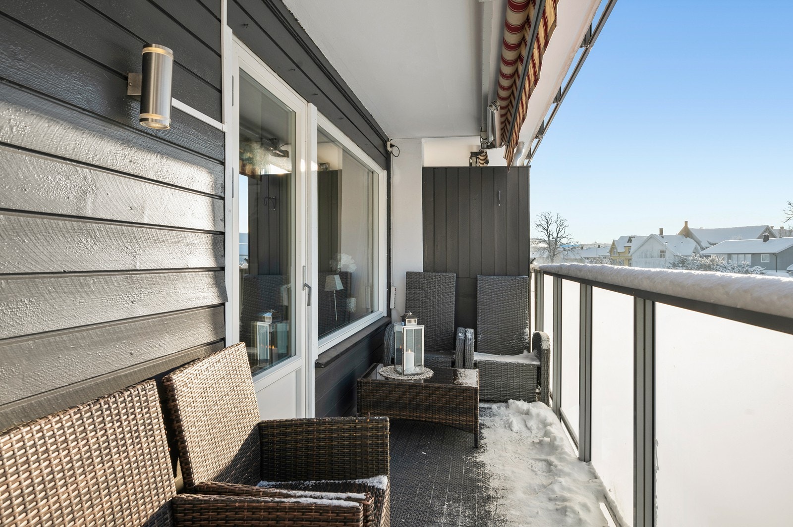 Plass til utemøbler på balkong. Galleribilde