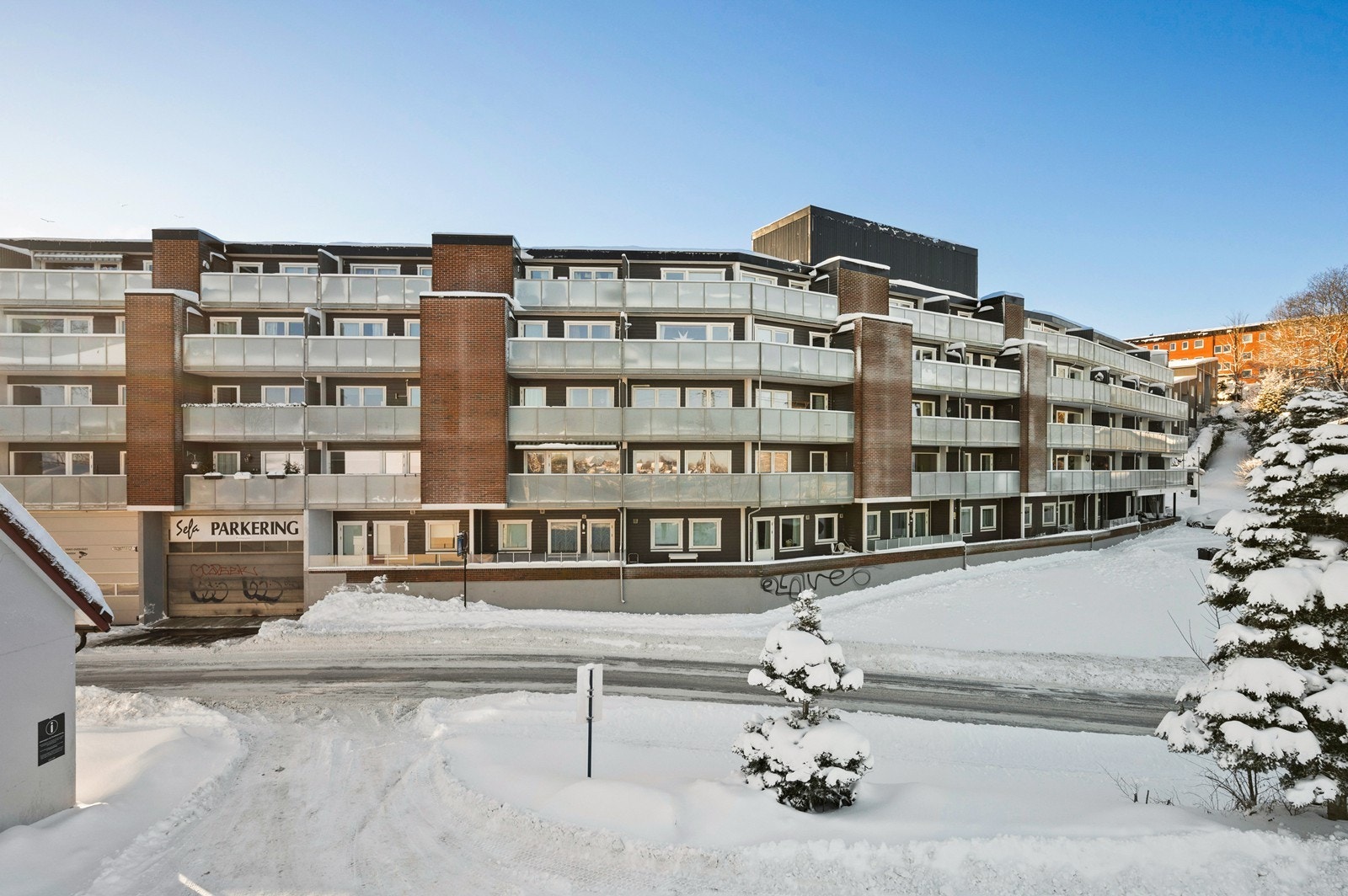Borettslaget har parkeringsanlegg i kjelleren. Galleribilde