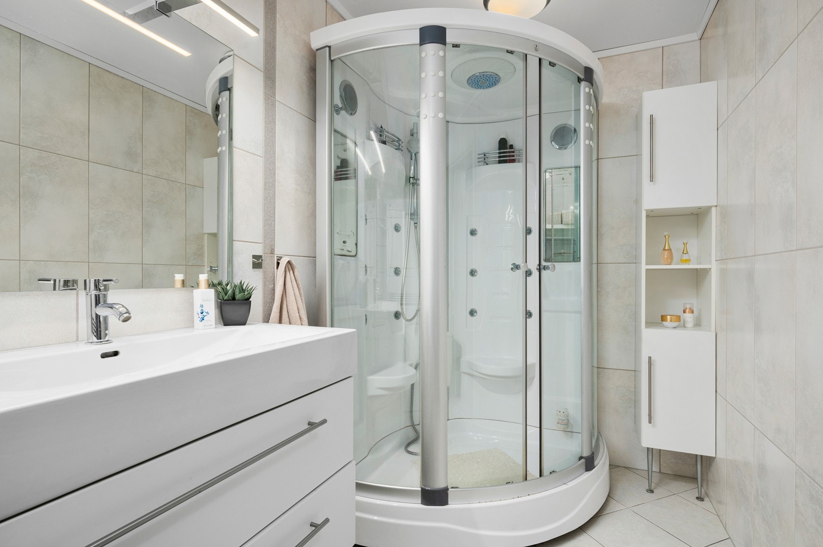 Innredning med servant og dusjkabinett. Galleribilde