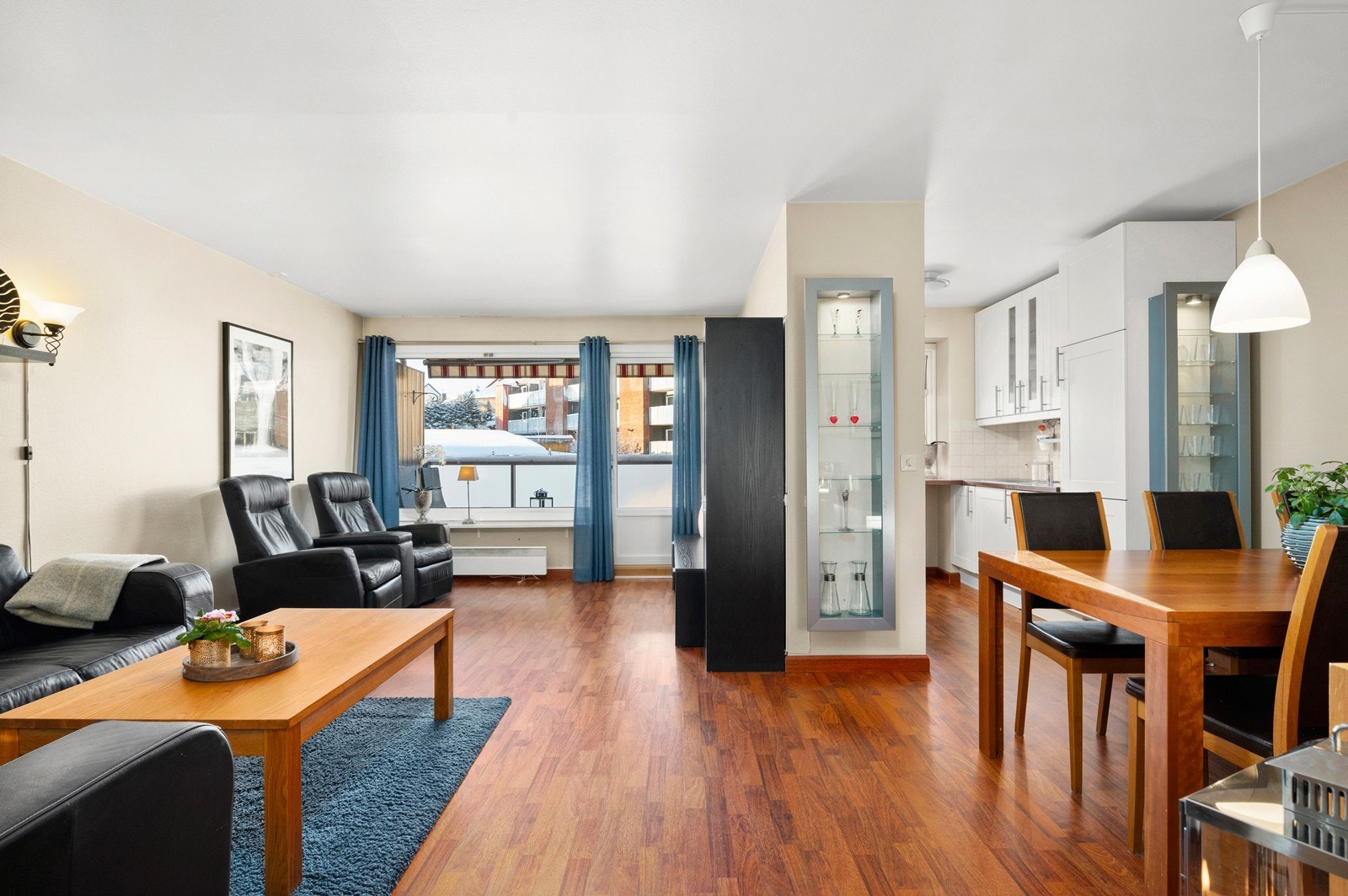 Stue i lyse farger med laminat på gulvet. Galleribilde