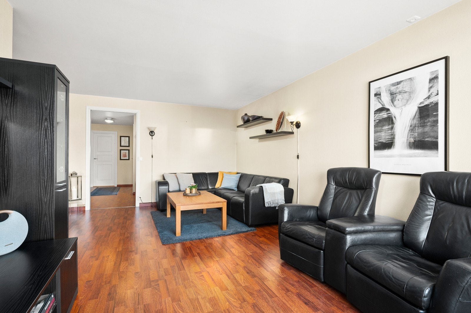 Stue i lyse farger med laminat på gulvet. Galleribilde