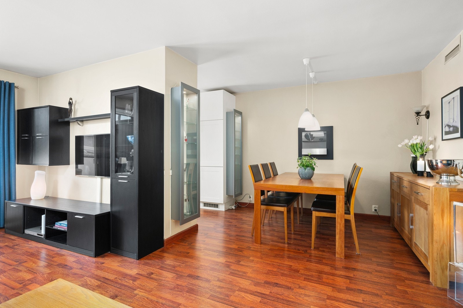 Kjøkken i delvis åpen løsning med plass til spisegruppe. Galleribilde