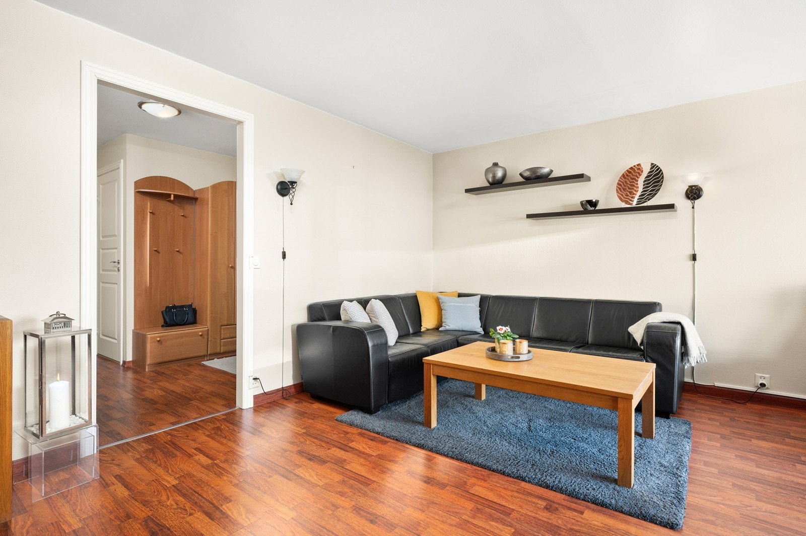 Naturlig plassering av sofahjørne. Galleribilde